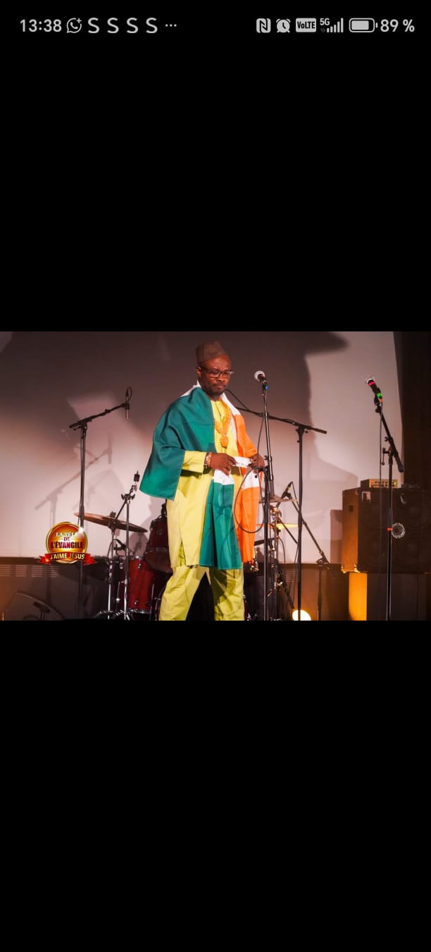 Naki Pistis — Concert, drapeau Côte d'Ivoire
